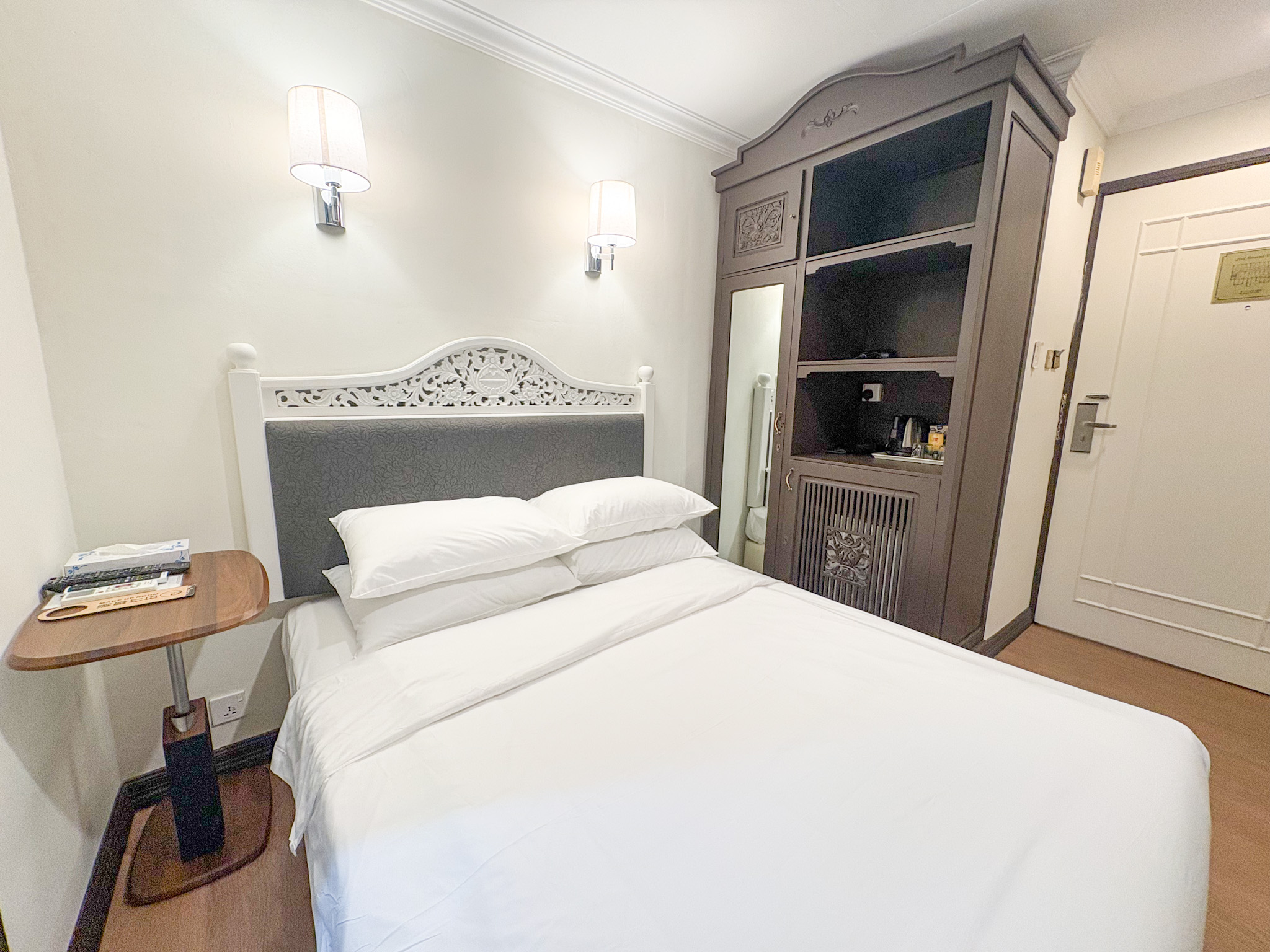 Interior of a Deluxe Double Room at iNN at Temple St
